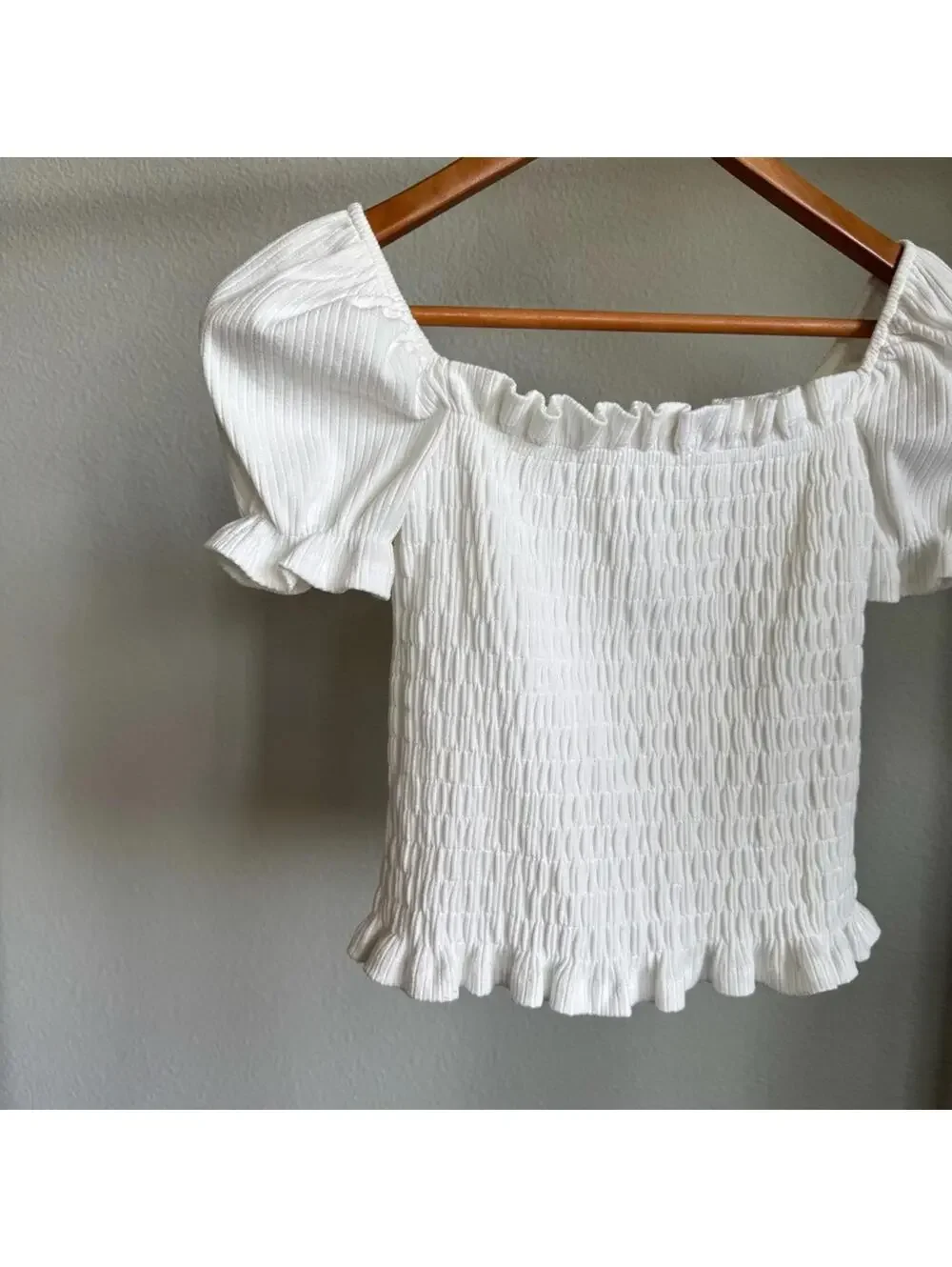 ASTR White Smocked Puff Short Sleeve Cropped Top Size S — Textured Chic Blouse